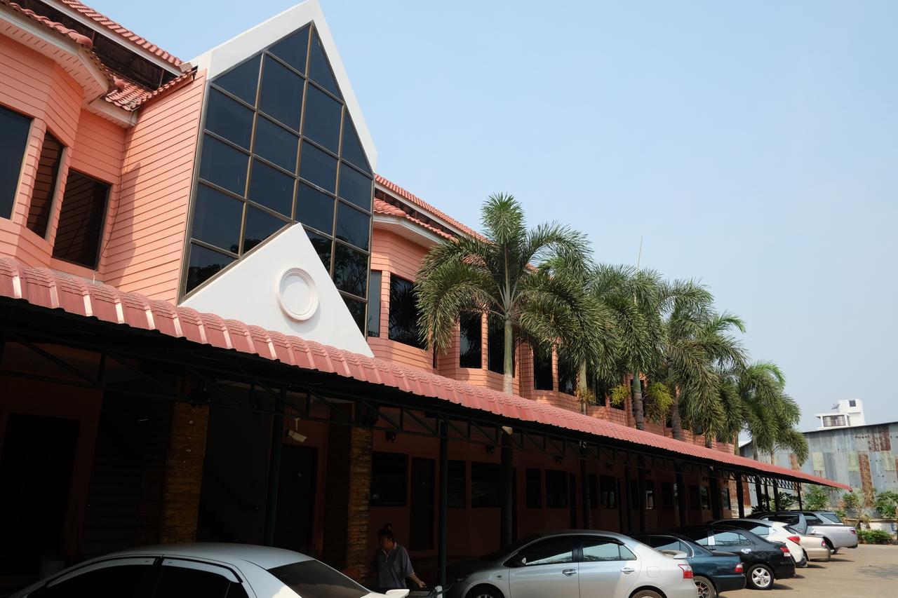 Bansuan Resort Nakhon Sawan Exteriér fotografie